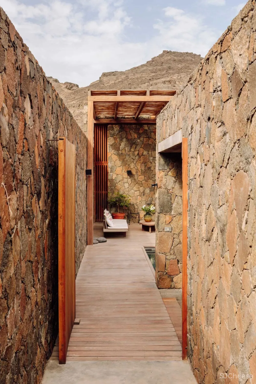 在火山底建造的“亲密”别墅；卫生间不装窗帘，根本不在乎路过的人！你敢住吗？【A963第2186期】