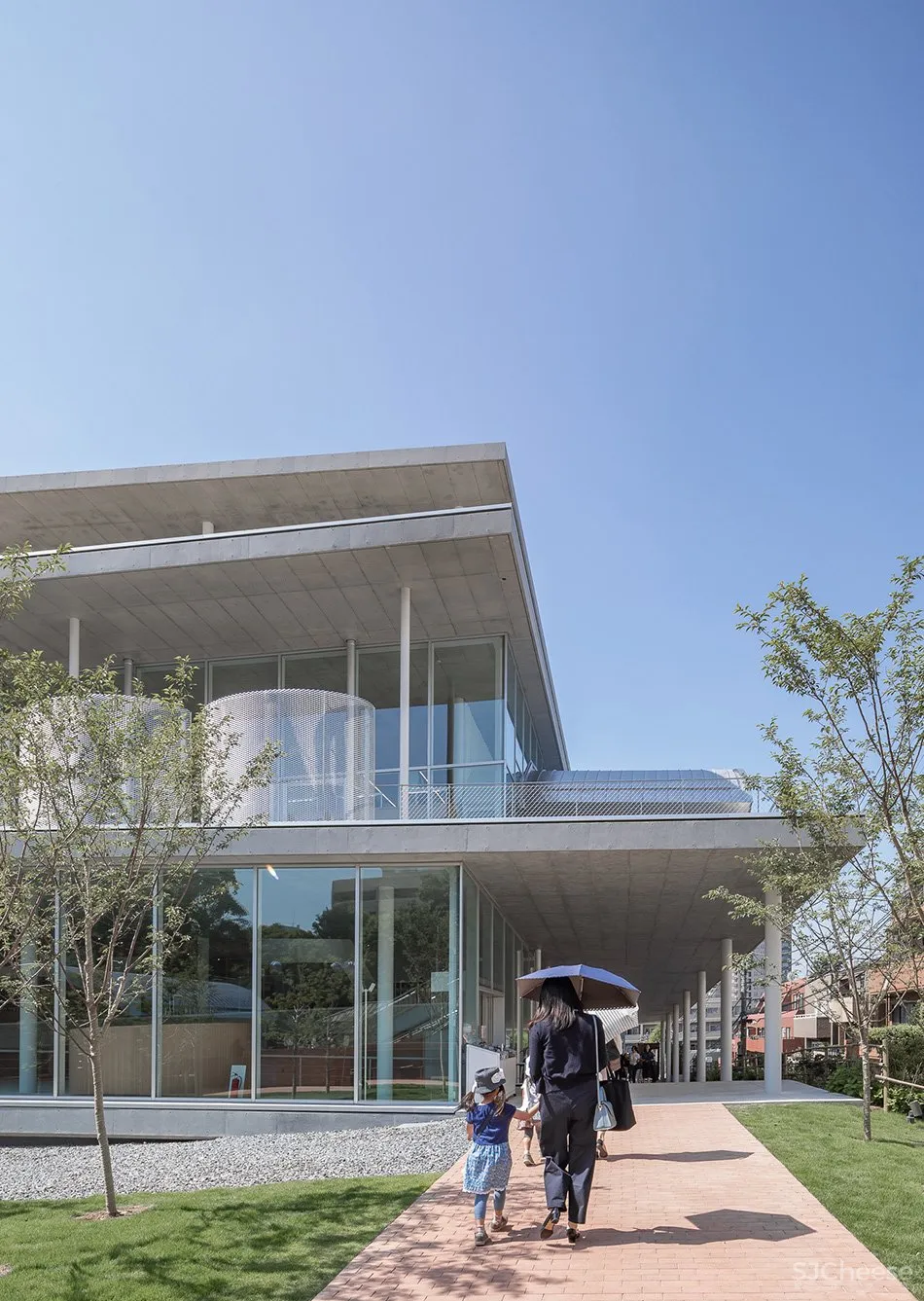 妹岛和世为母校设计的图书馆,用混凝土、玻璃构成的明净空间