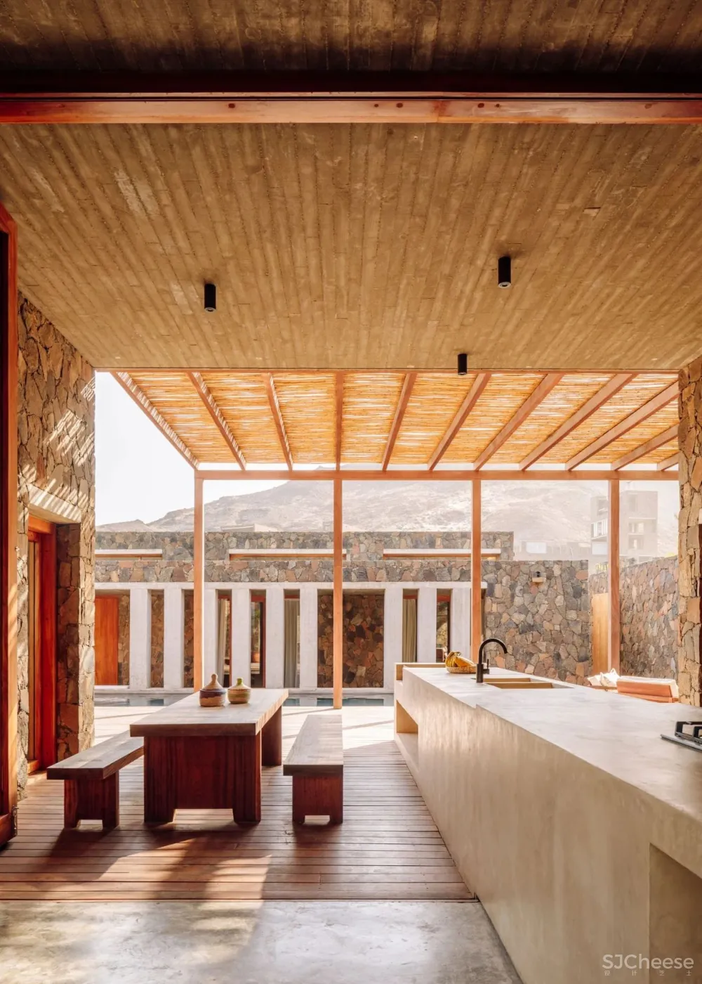 在火山底建造的“亲密”别墅；卫生间不装窗帘，根本不在乎路过的人！你敢住吗？【A963第2186期】