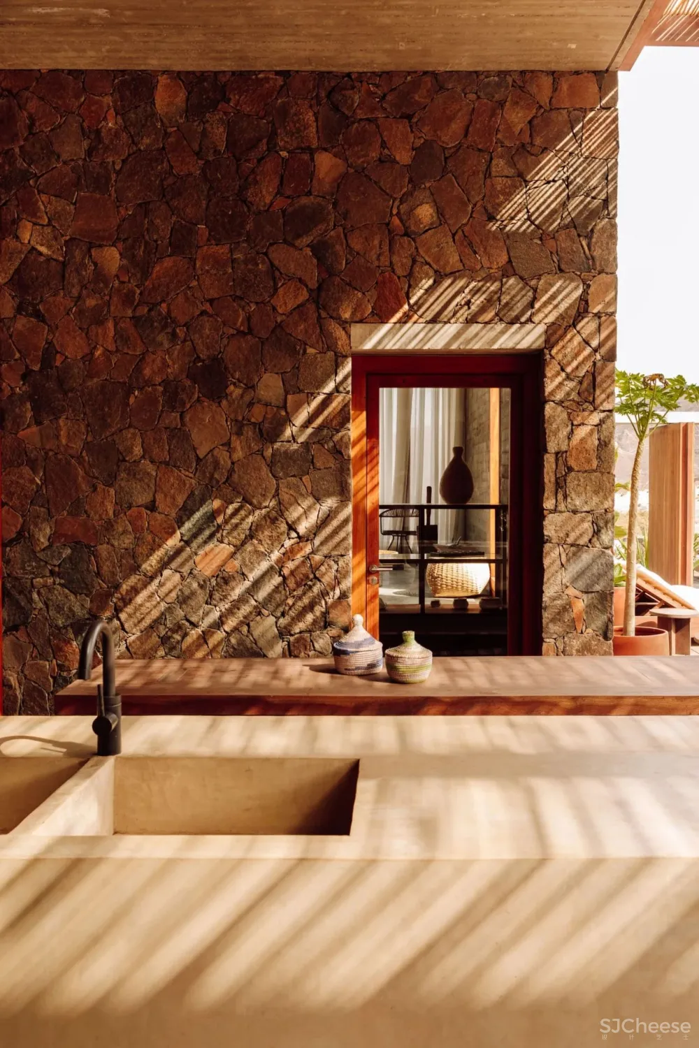 在火山底建造的“亲密”别墅；卫生间不装窗帘，根本不在乎路过的人！你敢住吗？【A963第2186期】