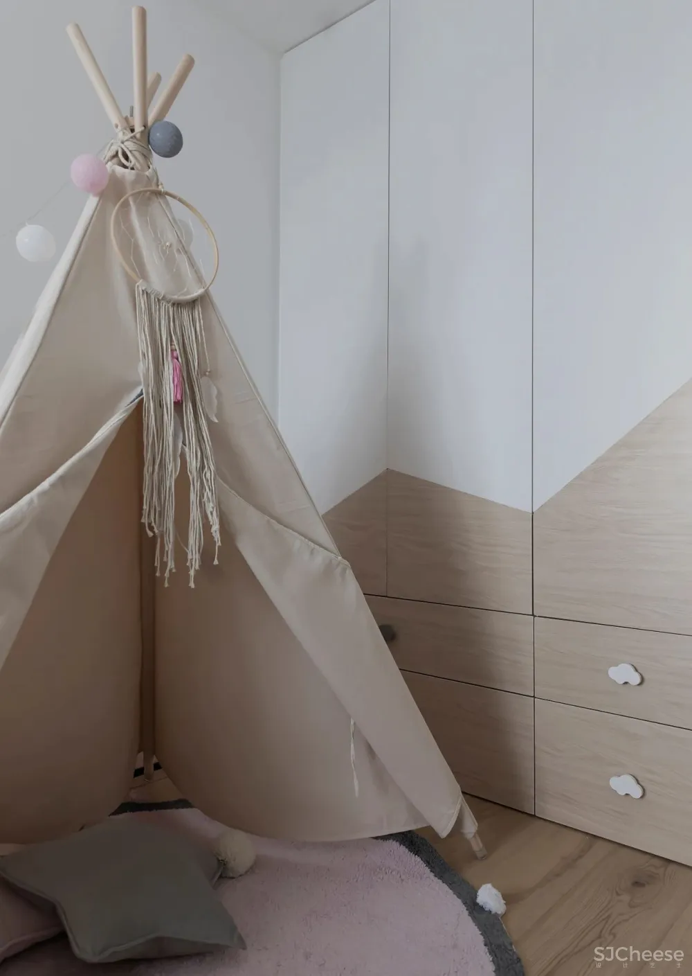 极致黑白 温润原木,极简高效的空间美学