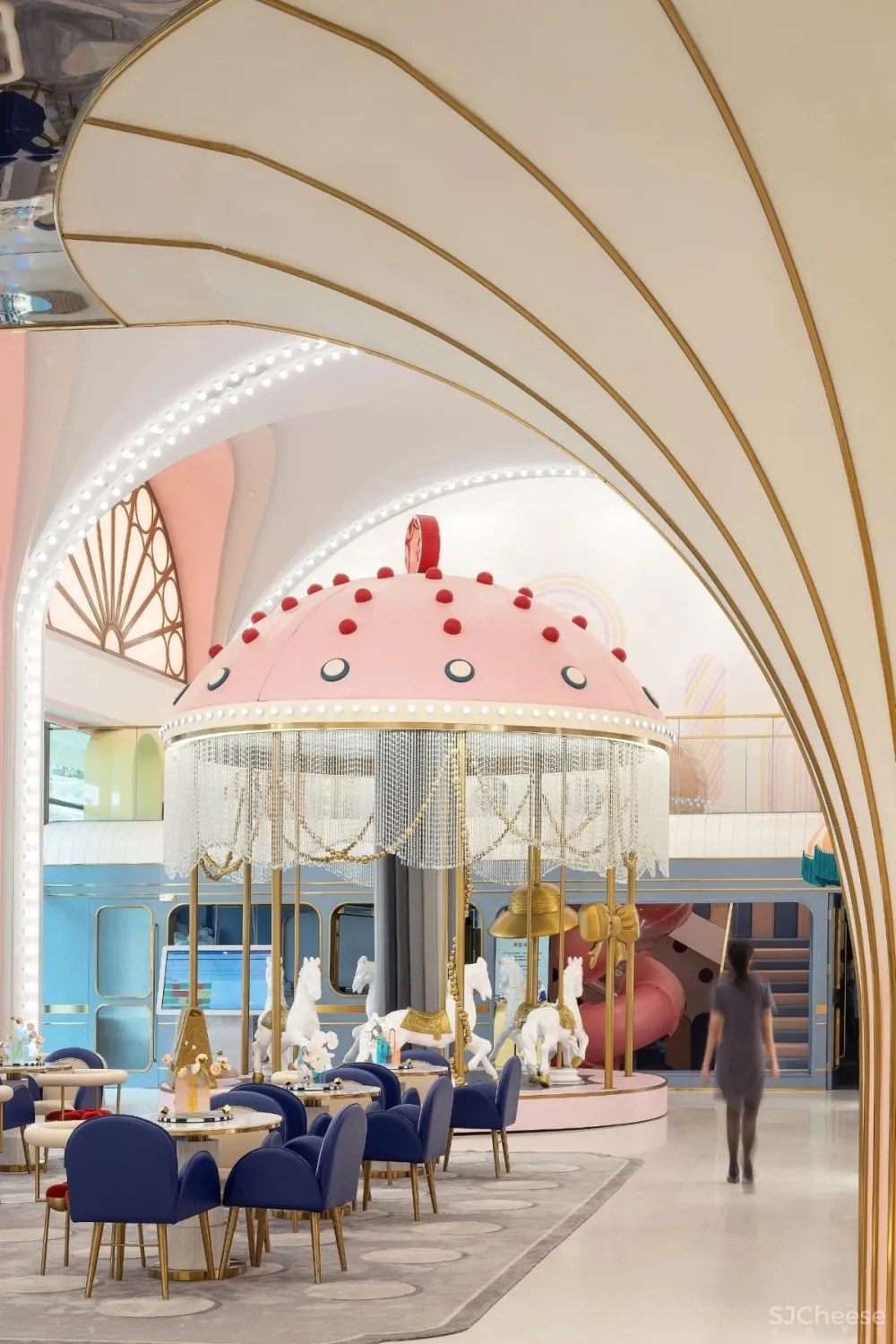 CLV赛拉维×旭辉:旋转的梦幻空间,唤回童心世界!