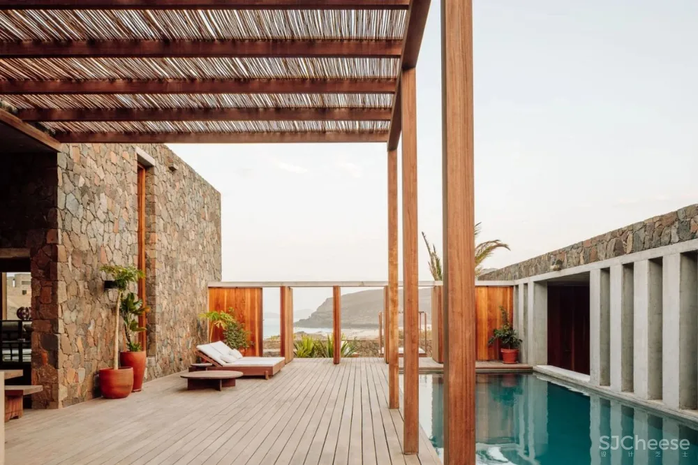 在火山底建造的“亲密”别墅；卫生间不装窗帘，根本不在乎路过的人！你敢住吗？【A963第2186期】