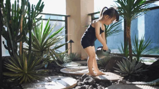 中产夫妇上海啃青菜,老家买豪宅:打飞的也要回去找快乐