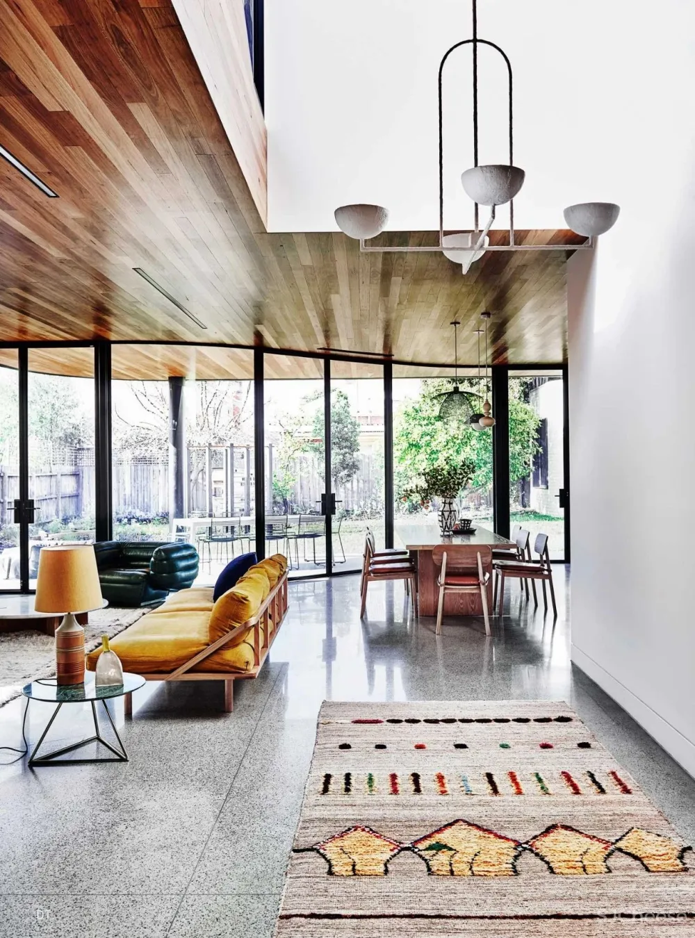 大胆用色 水磨石，让这个私宅有着琥珀般的光芒