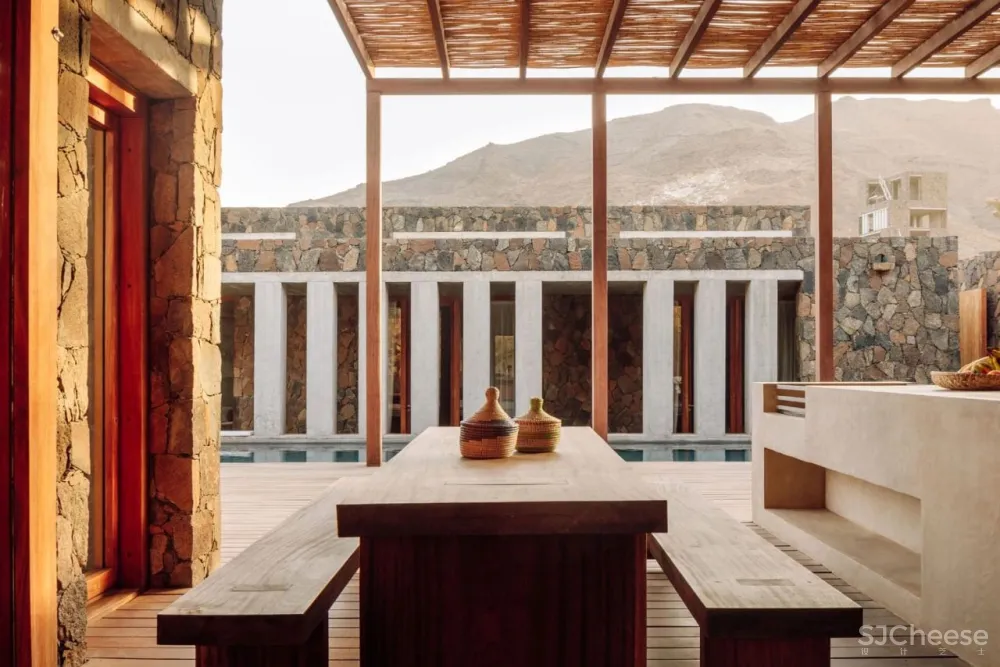 在火山底建造的“亲密”别墅；卫生间不装窗帘，根本不在乎路过的人！你敢住吗？【A963第2186期】