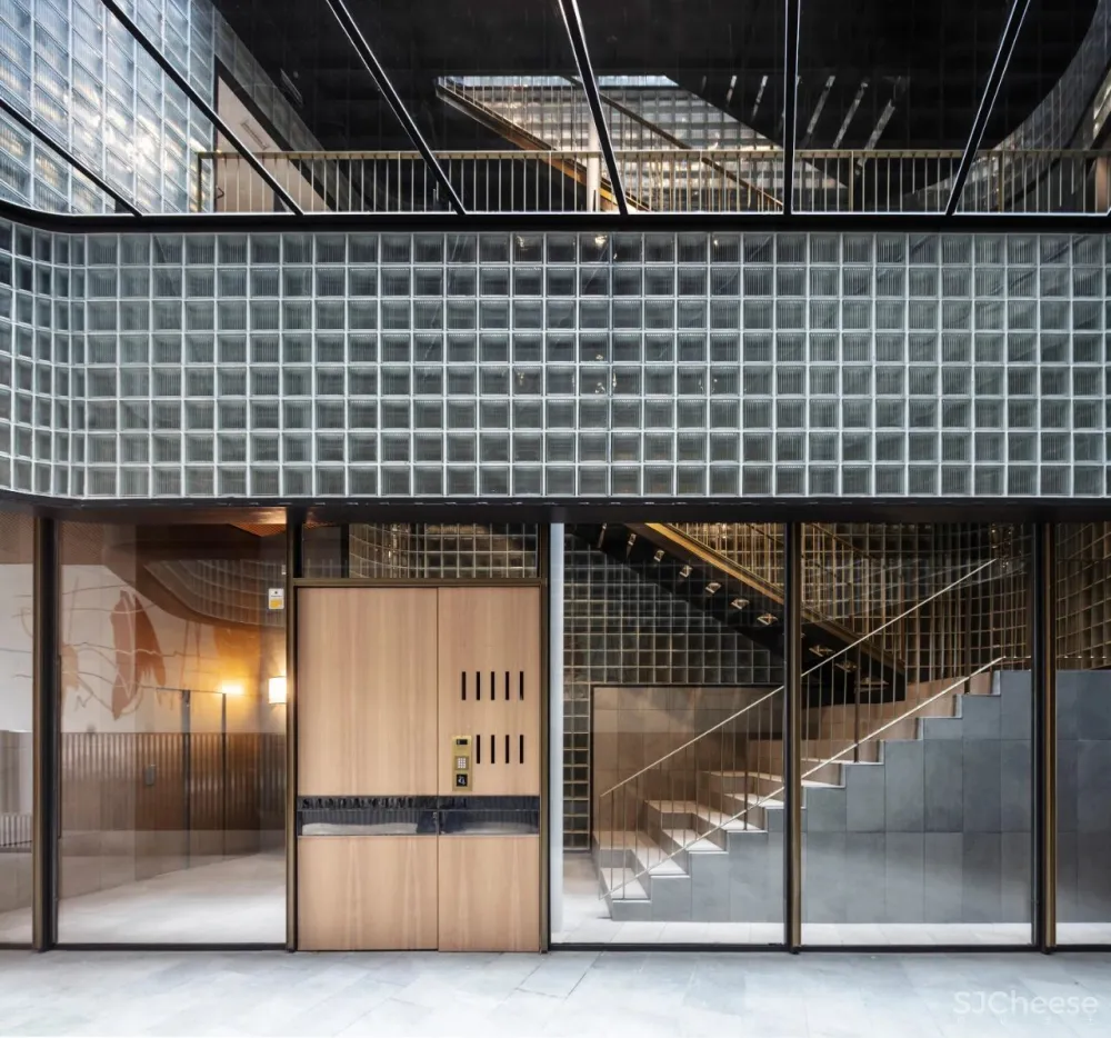 办公楼变身公寓楼,玻璃砖做的中庭,串连起空间之美!