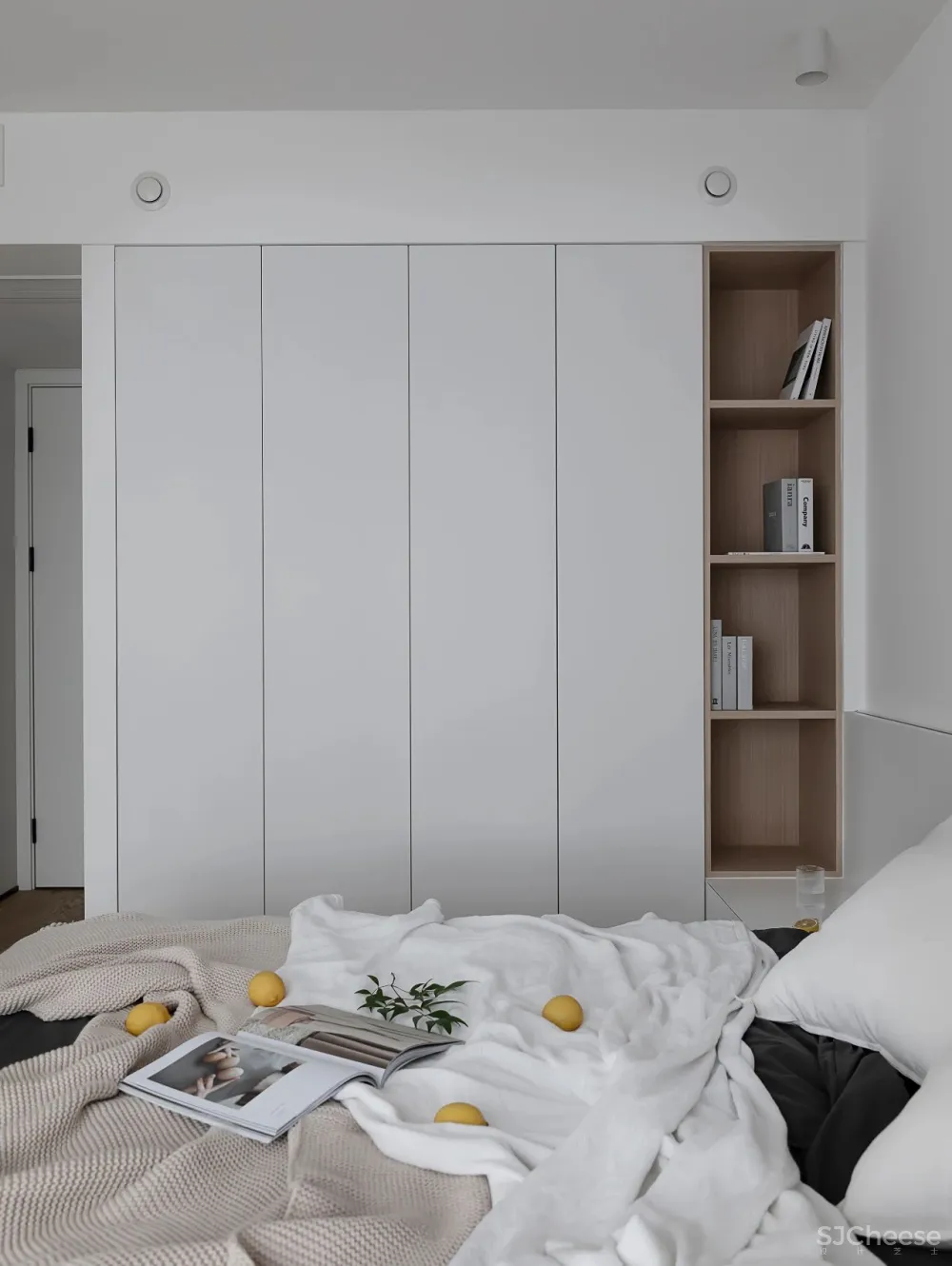 极致黑白 温润原木,极简高效的空间美学