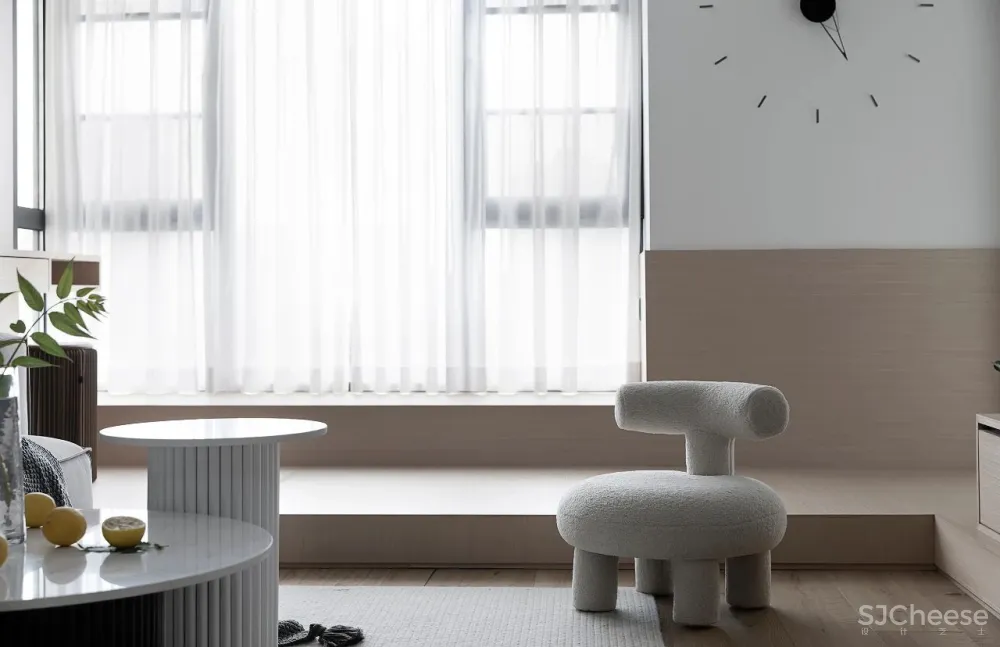 极致黑白 温润原木,极简高效的空间美学