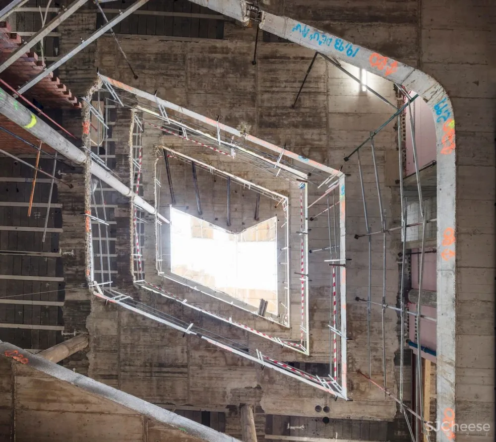 办公楼变身公寓楼,玻璃砖做的中庭,串连起空间之美!