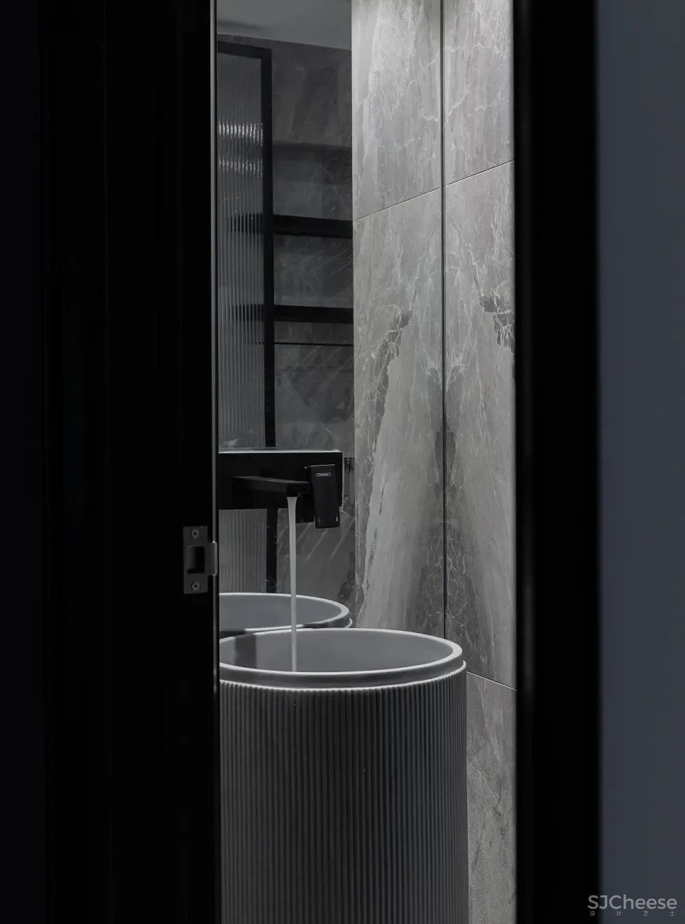 极致黑白 温润原木,极简高效的空间美学