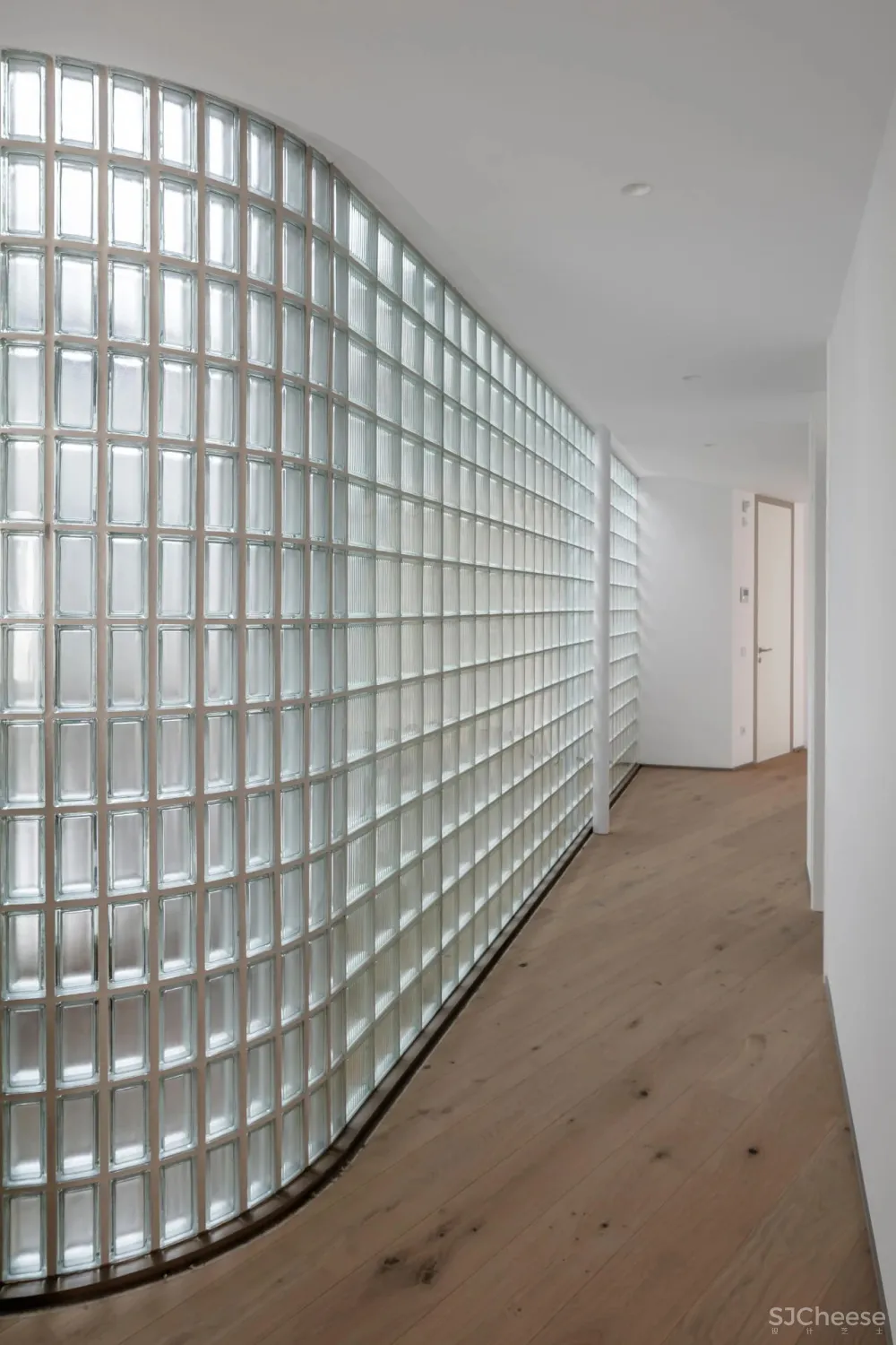 办公楼变身公寓楼,玻璃砖做的中庭,串连起空间之美!