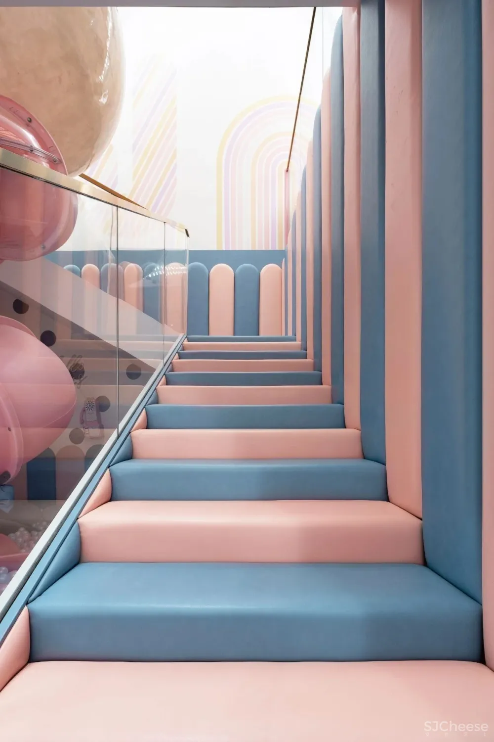 CLV赛拉维×旭辉:旋转的梦幻空间,唤回童心世界!