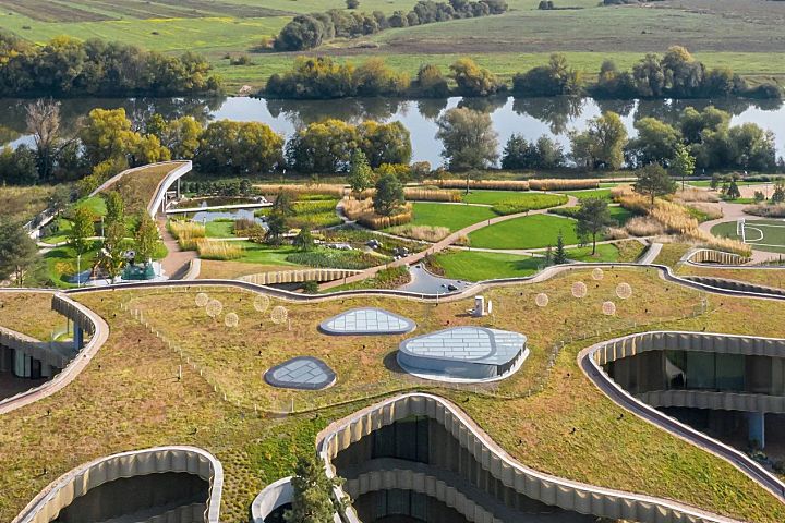 5300m² 农村超级豪宅,将家打造成生态游乐园,还自带足球场!