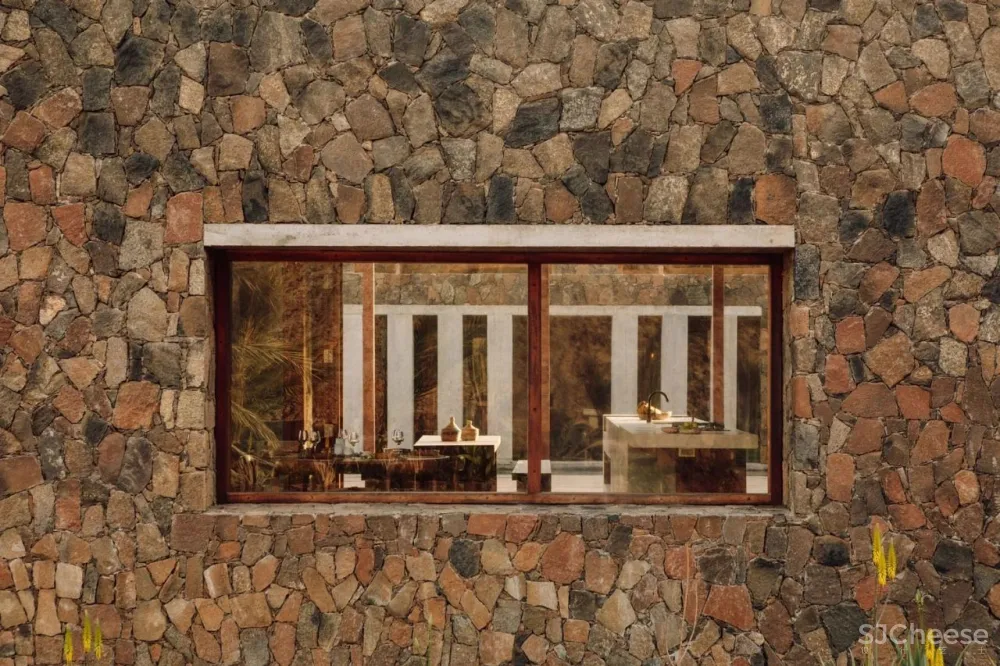 在火山底建造的“亲密”别墅；卫生间不装窗帘，根本不在乎路过的人！你敢住吗？【A963第2186期】