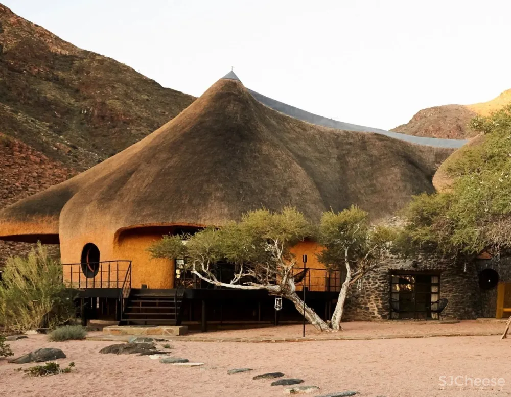 跨界狂人竟用茅草打造超级鸟巢住宅，这就是怪诞的野奢生活！