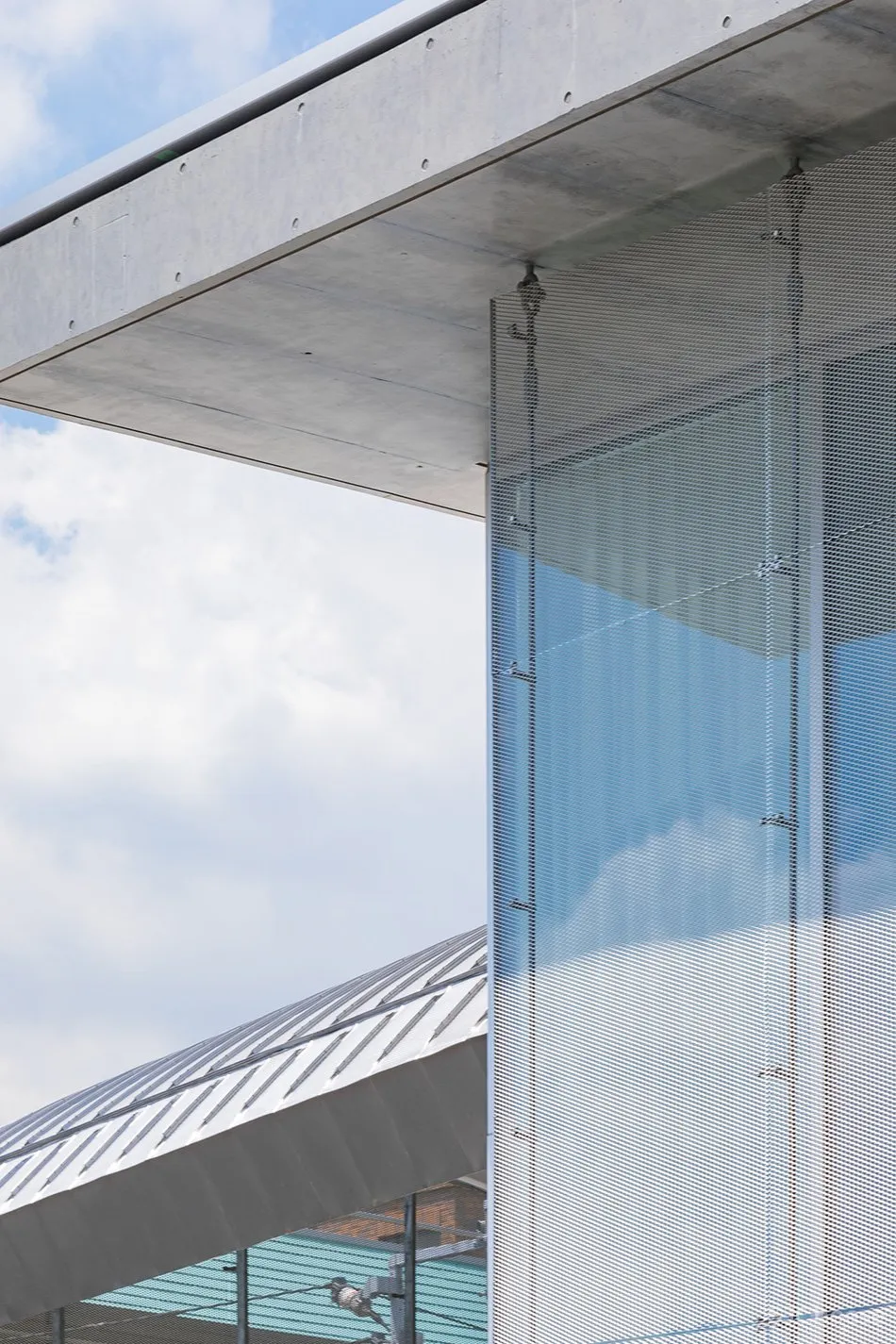 妹岛和世为母校设计的图书馆,用混凝土、玻璃构成的明净空间