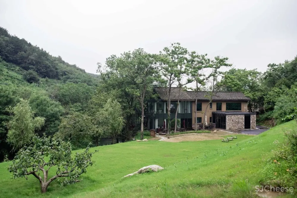 云里安凹：从14户普通民房到142亩精致山居，一座平凡村落的进化史