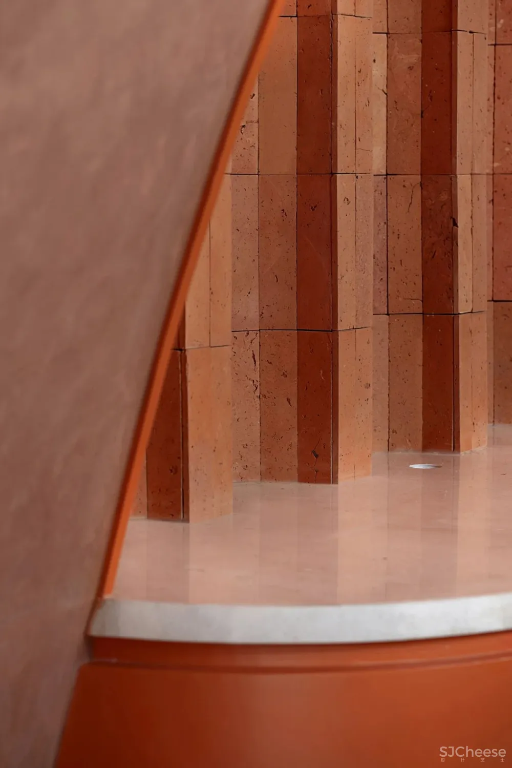 火山石 红砖,47㎡球形空间的暧昧与冲突!