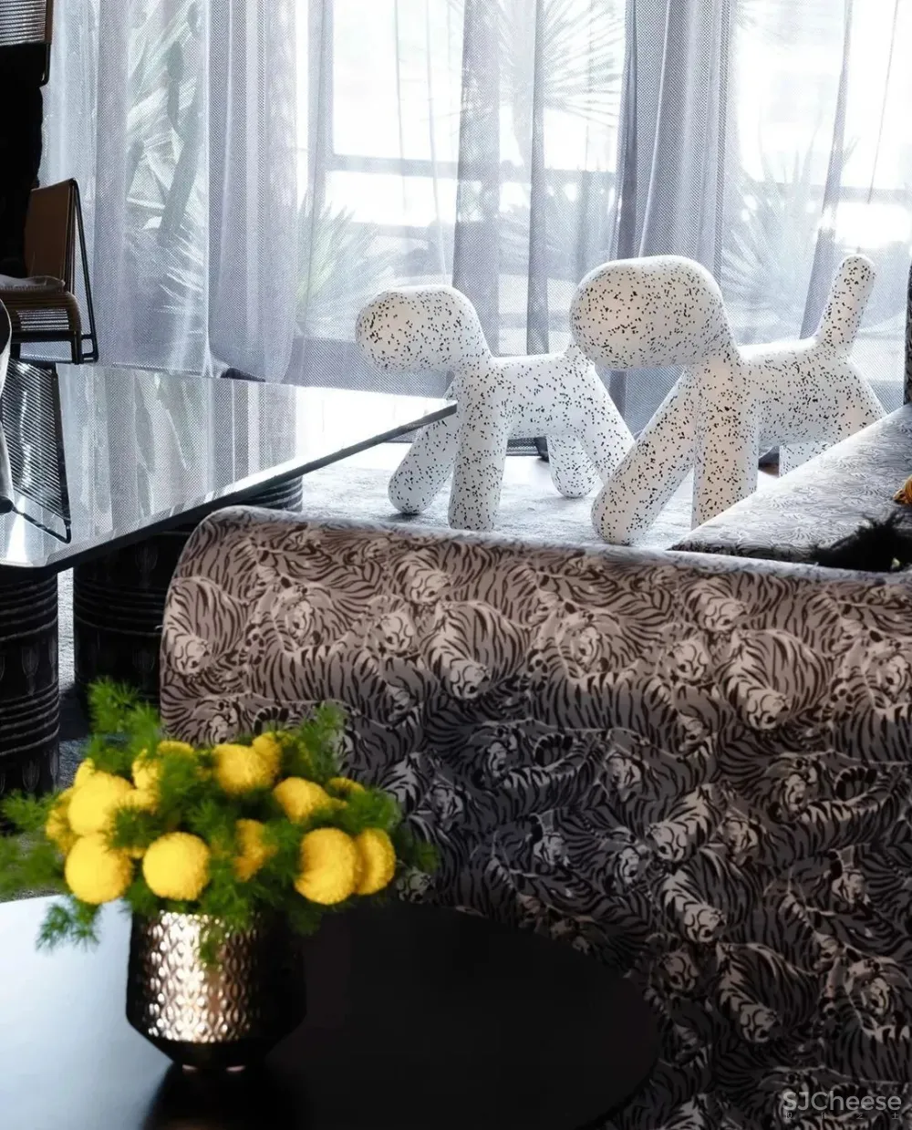 中产夫妇上海啃青菜,老家买豪宅:打飞的也要回去找快乐