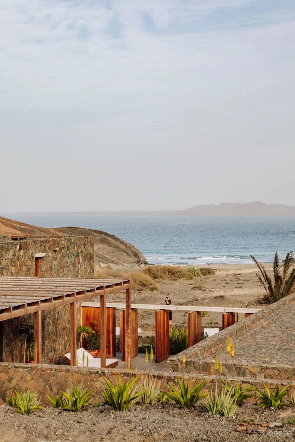 在火山底建造的“亲密”别墅；卫生间不装窗帘，根本不在乎路过的人！你敢住吗？【A963第2186期】