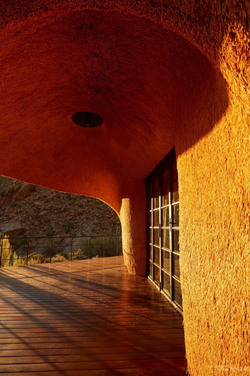 跨界狂人竟用茅草打造超级鸟巢住宅，这就是怪诞的野奢生活！