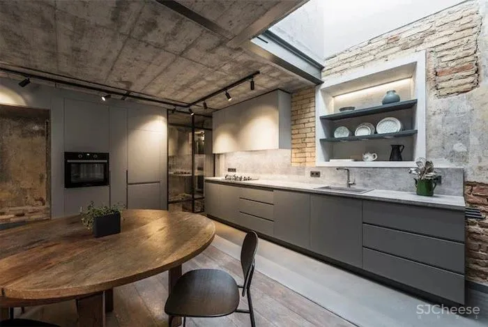 一半现代时髦一半原始衰败，这是一个精分的业主？