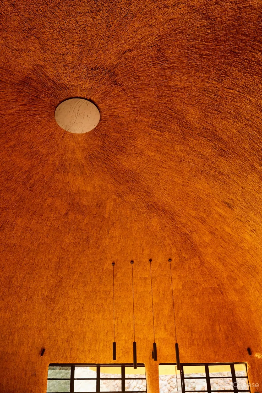 跨界狂人竟用茅草打造超级鸟巢住宅，这就是怪诞的野奢生活！