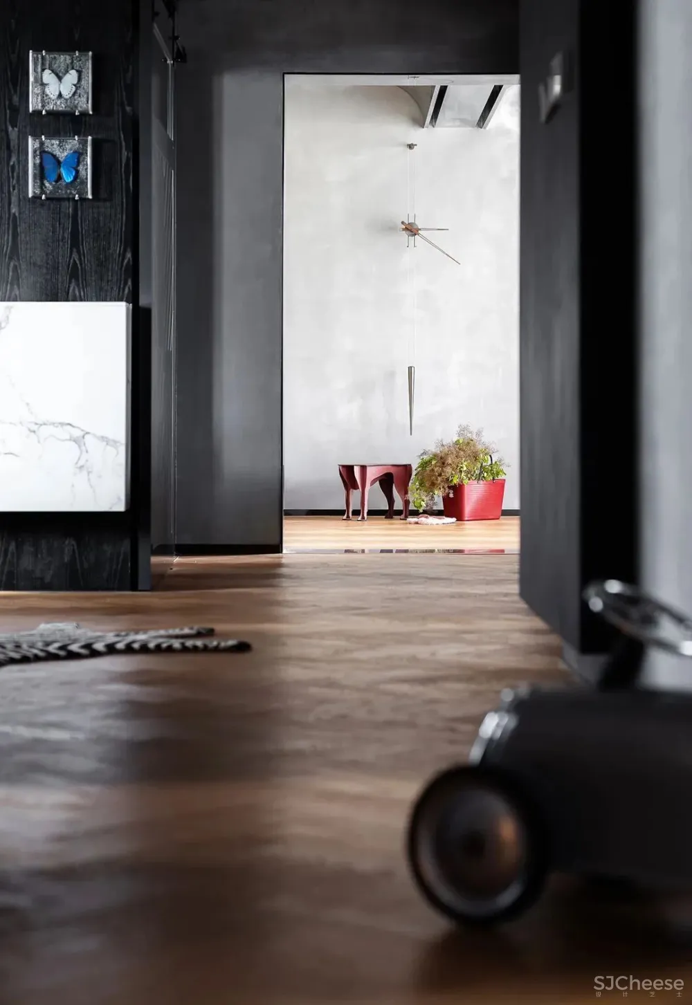 中产夫妇上海啃青菜,老家买豪宅:打飞的也要回去找快乐