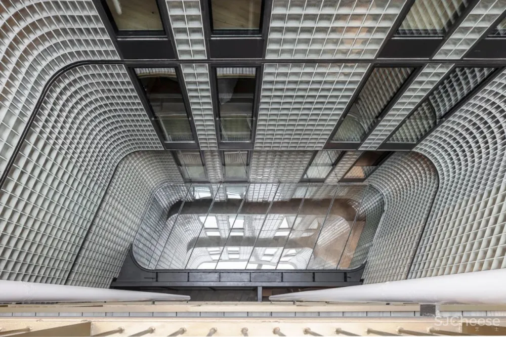 办公楼变身公寓楼,玻璃砖做的中庭,串连起空间之美!