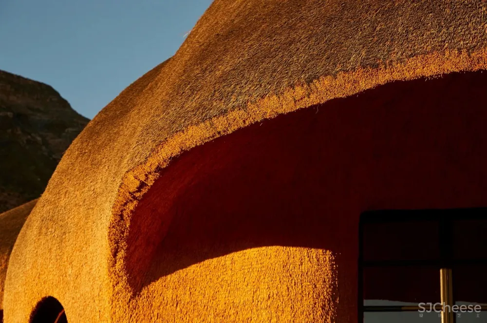 跨界狂人竟用茅草打造超级鸟巢住宅，这就是怪诞的野奢生活！