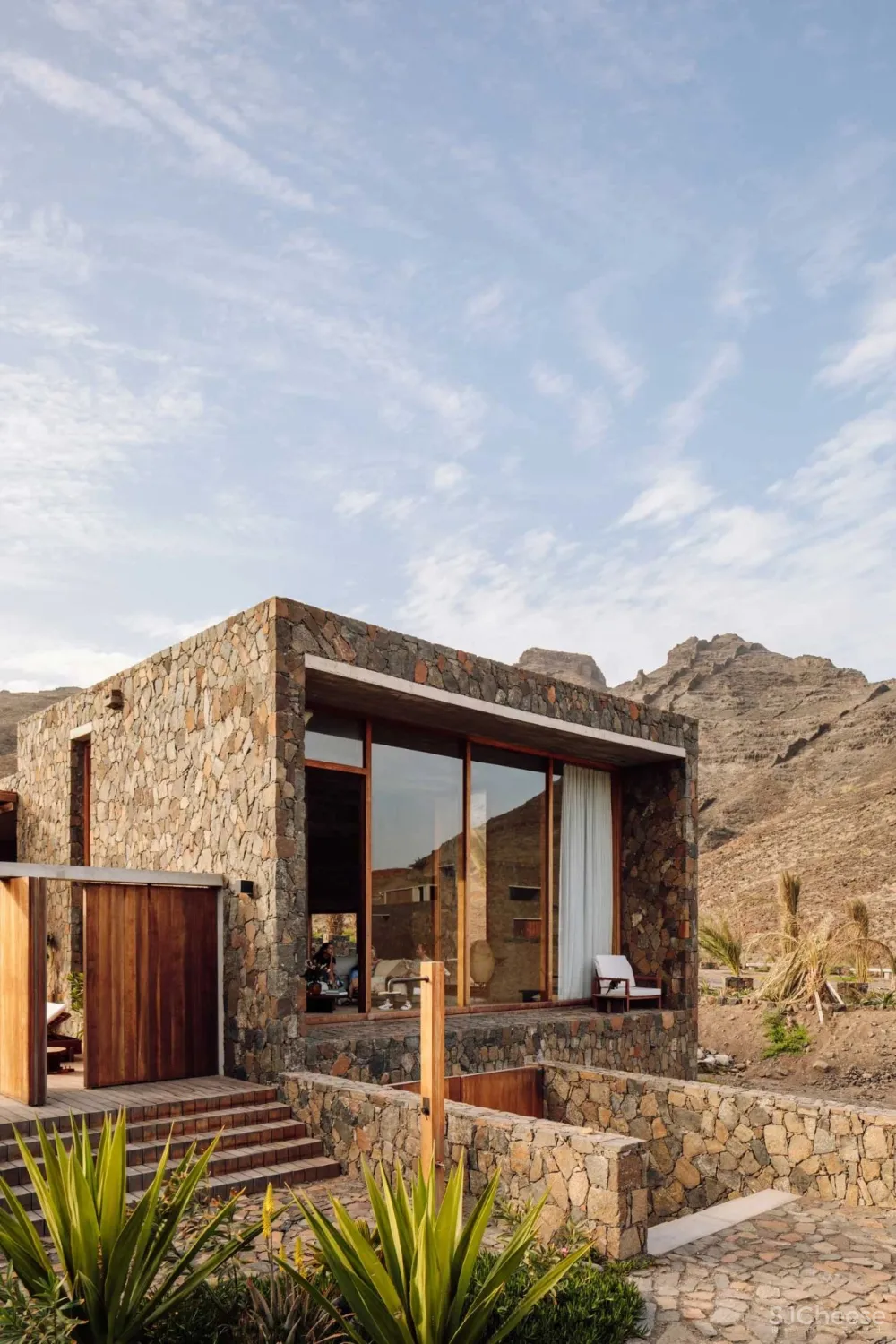 在火山底建造的“亲密”别墅；卫生间不装窗帘，根本不在乎路过的人！你敢住吗？【A963第2186期】