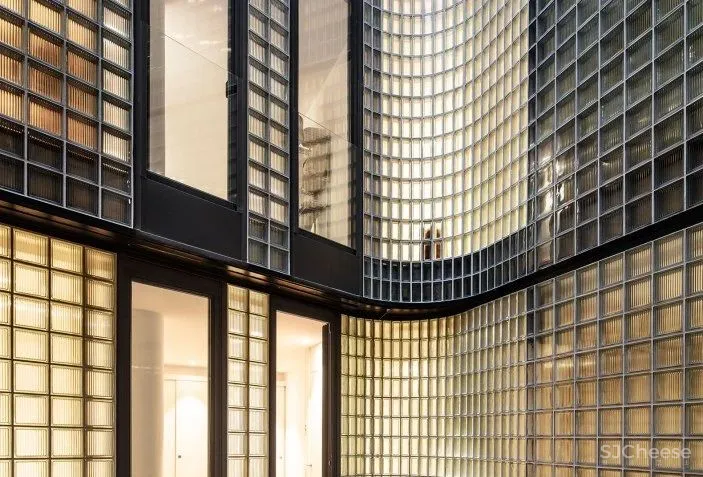 办公楼变身公寓楼,玻璃砖做的中庭,串连起空间之美!