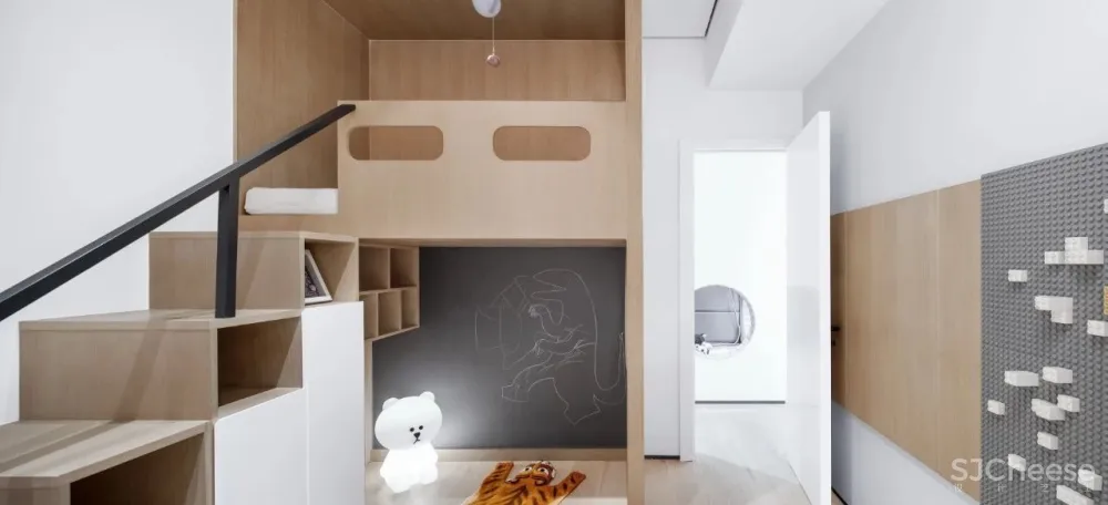 脑洞大开,他在50㎡的大客厅画了座“山”,山前有滑梯,山后有吊桥!