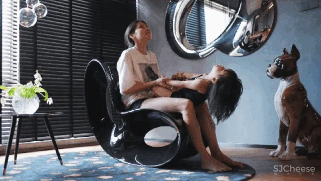 中产夫妇上海啃青菜,老家买豪宅:打飞的也要回去找快乐