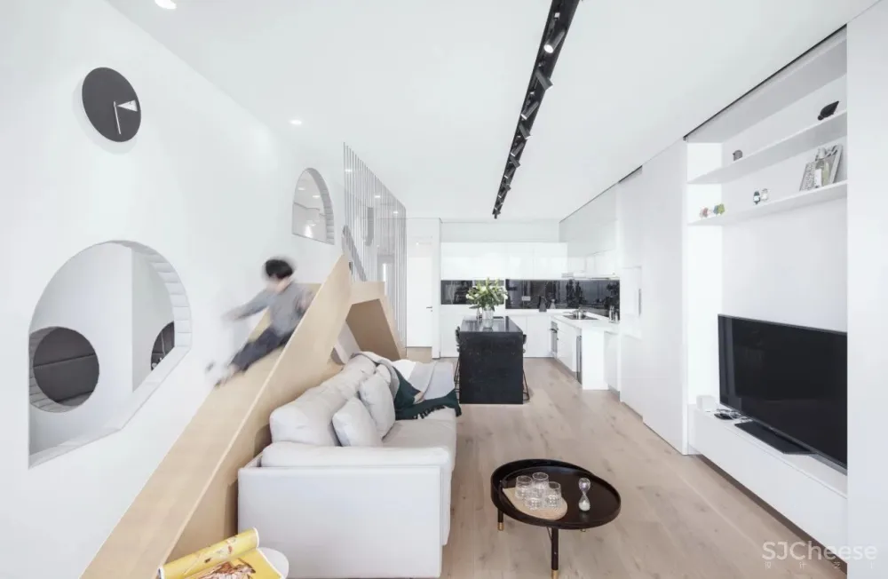 脑洞大开,他在50㎡的大客厅画了座“山”,山前有滑梯,山后有吊桥!