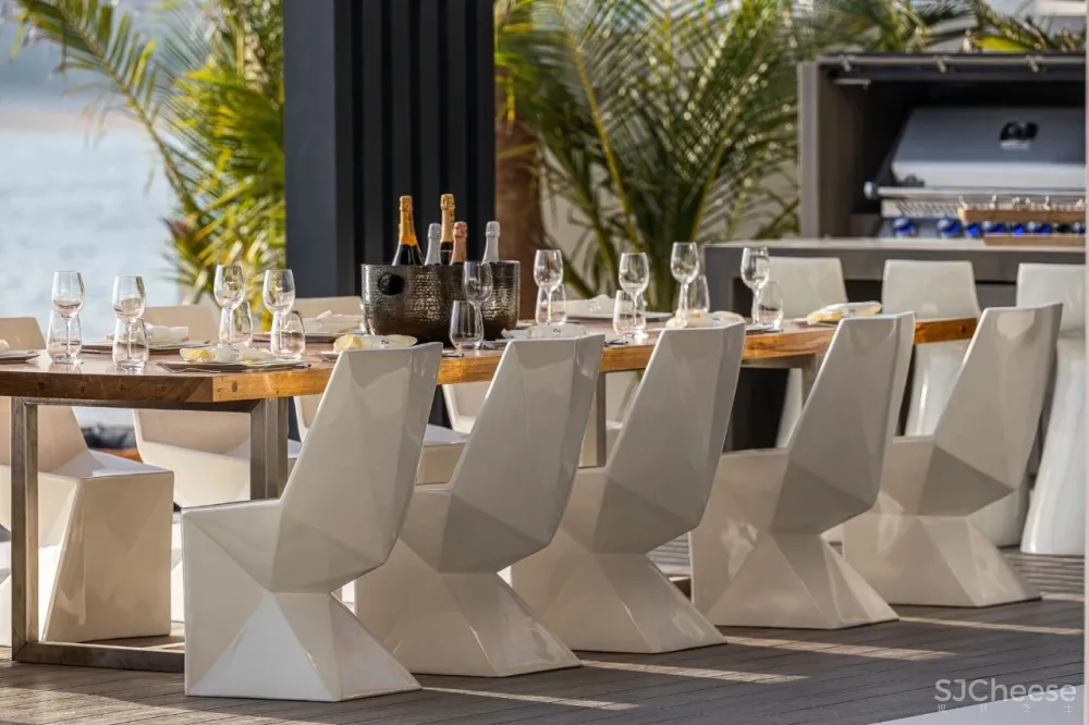 迪拜最昂贵的别墅，还送法拉利和劳斯莱斯！