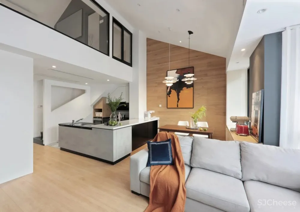 小夫妻买下105㎡奇葩阁楼，砸掉数面墙，“浪费空间”却让幸福暴增！