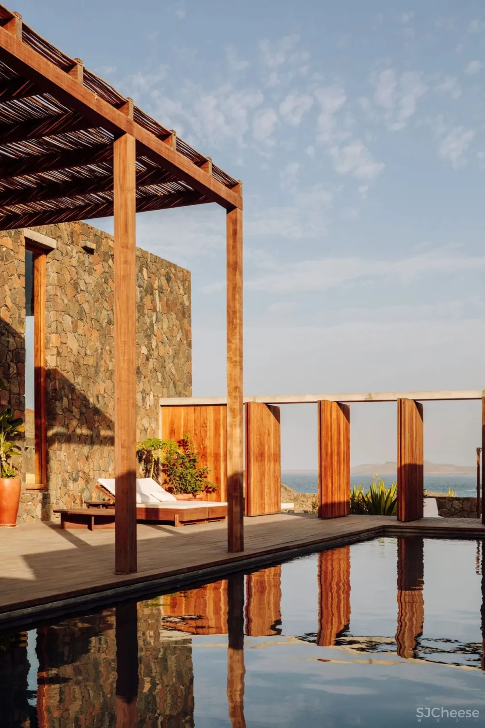 在火山底建造的“亲密”别墅；卫生间不装窗帘，根本不在乎路过的人！你敢住吗？【A963第2186期】