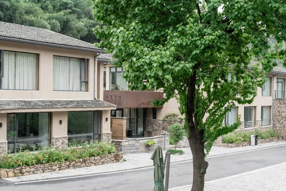 云里安凹：从14户普通民房到142亩精致山居，一座平凡村落的进化史