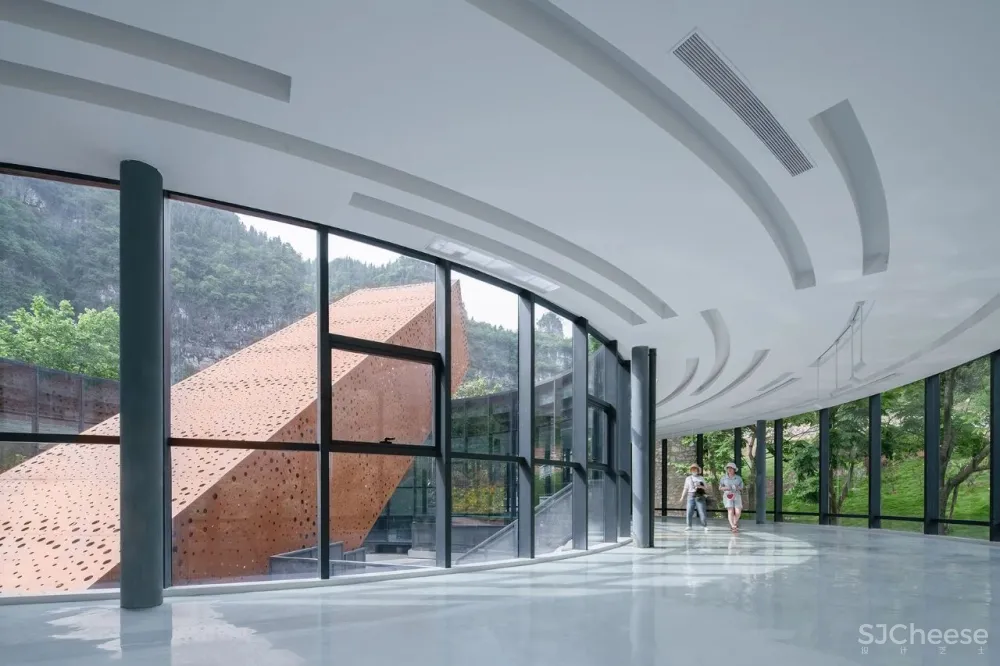 复兴峡谷间的废弃兵工厂,打造亲子游的好去处