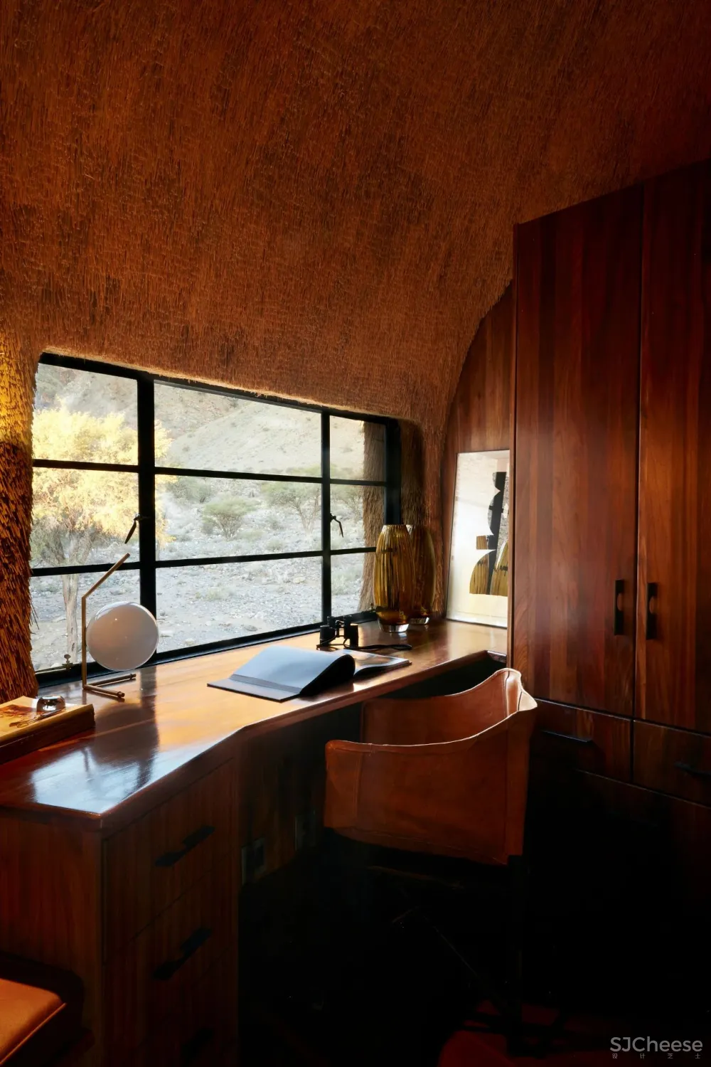 跨界狂人竟用茅草打造超级鸟巢住宅，这就是怪诞的野奢生活！