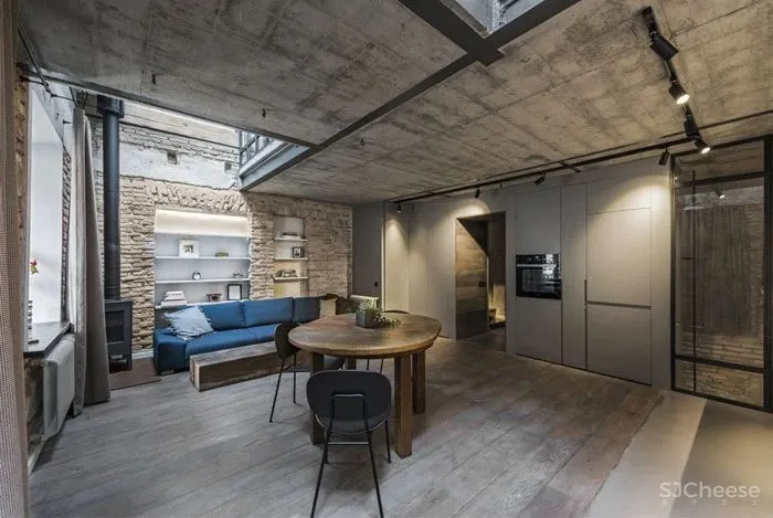 一半现代时髦一半原始衰败，这是一个精分的业主？