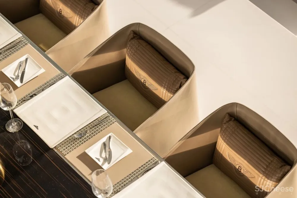 迪拜最昂贵的别墅，还送法拉利和劳斯莱斯！