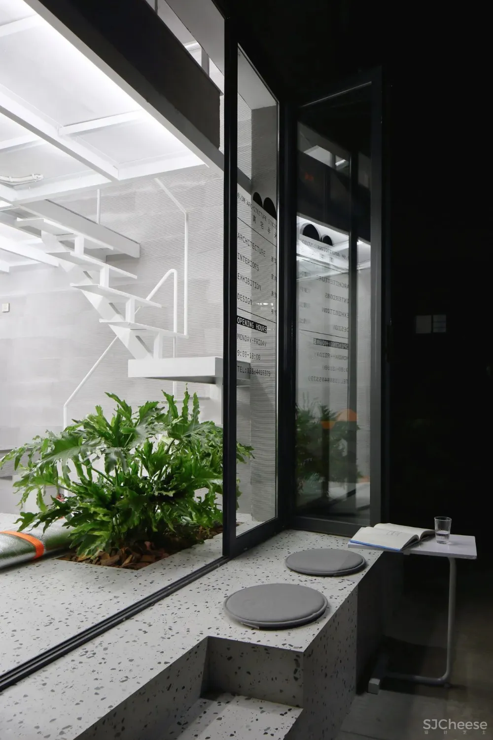 离宅半米 30平的工作室装12人,有植被还能办沙龙?