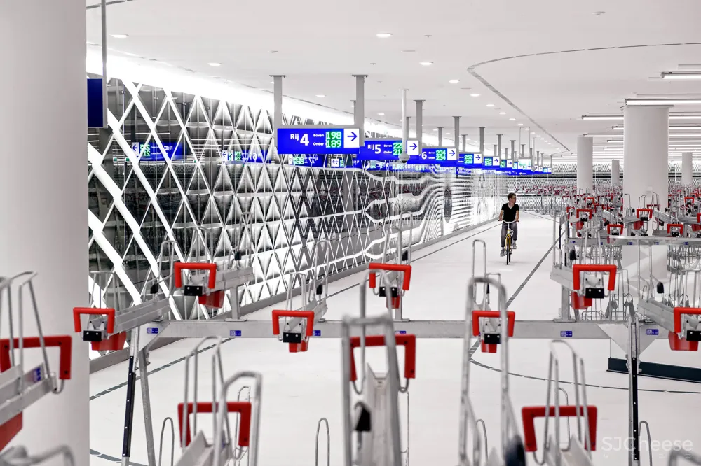 荷兰这个8000㎡自行车停车场,一面沉浸式的玻璃墙美翻了,网友:别人家的“自行车棚”