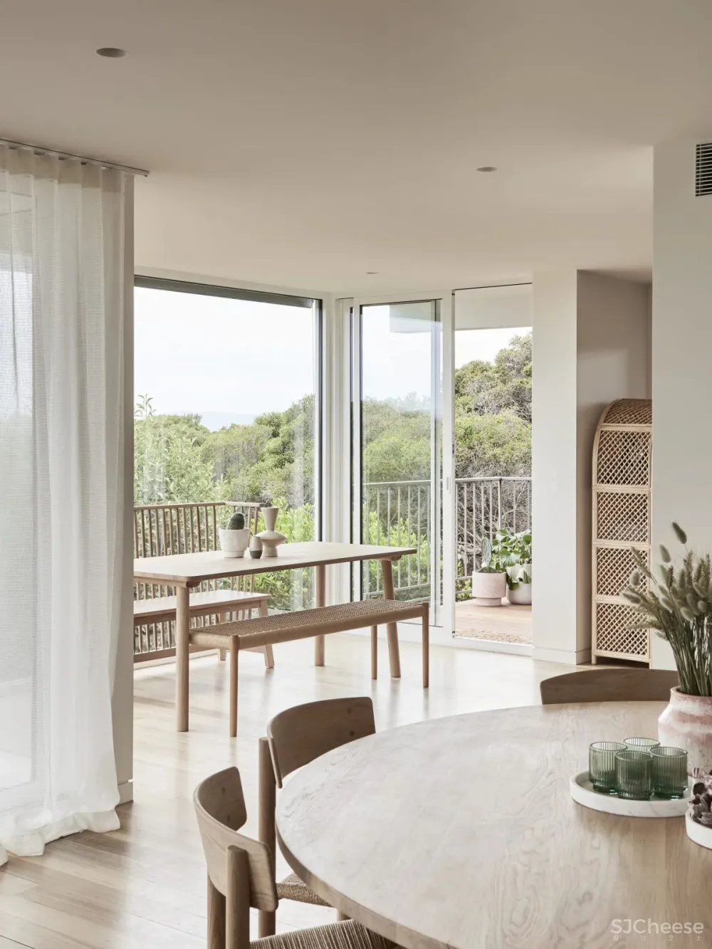 两居室简约住宅，原木家具加上藤编元素太好看了！