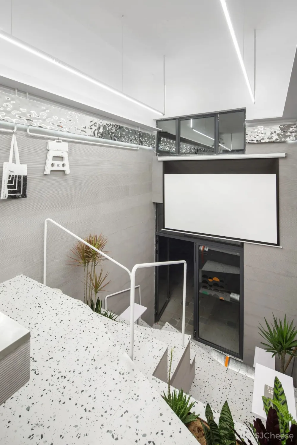 离宅半米 30平的工作室装12人,有植被还能办沙龙?