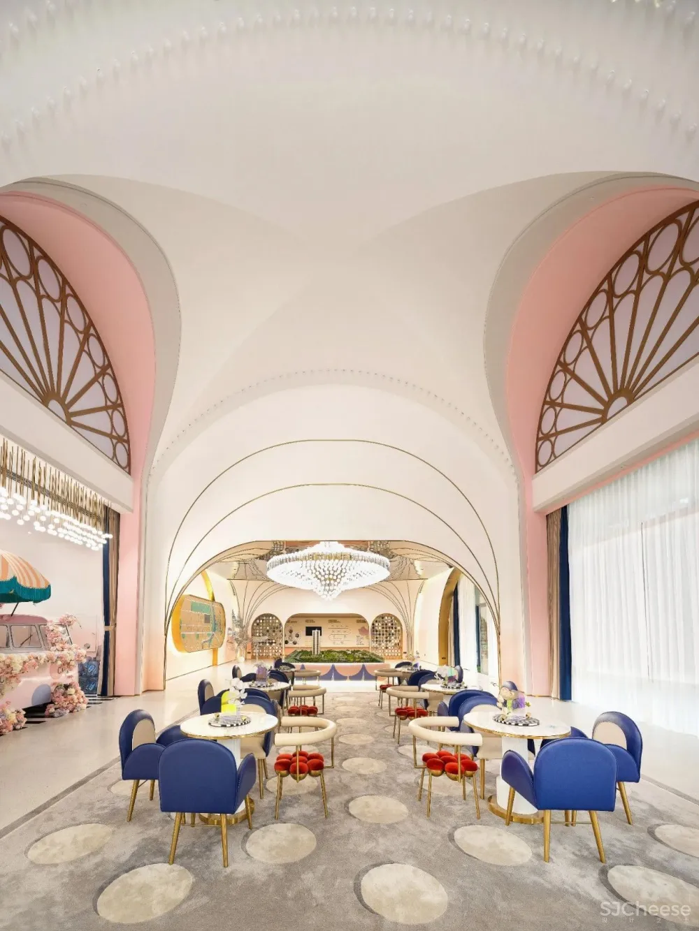 CLV赛拉维×旭辉:旋转的梦幻空间,唤回童心世界!