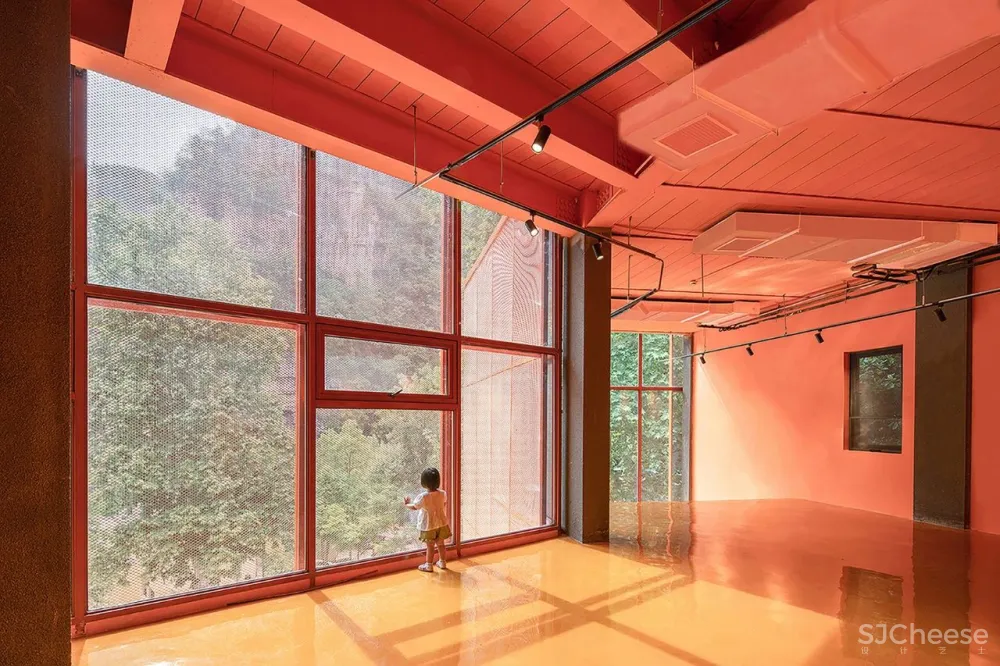 复兴峡谷间的废弃兵工厂,打造亲子游的好去处